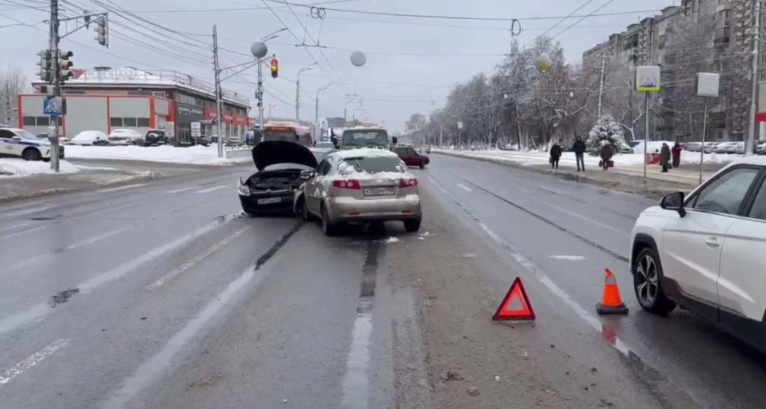 Женщина потеряла сознание за рулем и попала в аварию на улице Коминтерна