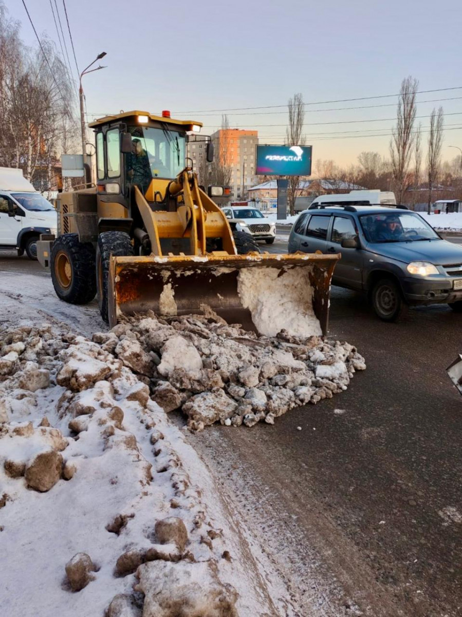 Нижегородские дорожники обработали проезжие части и тротуары ПГМ для предотвращения гололедицы