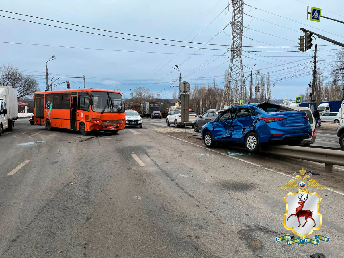 Автобус и иномарка столкнулись на улице Новикова-Прибоя в Нижнем Новгороде
