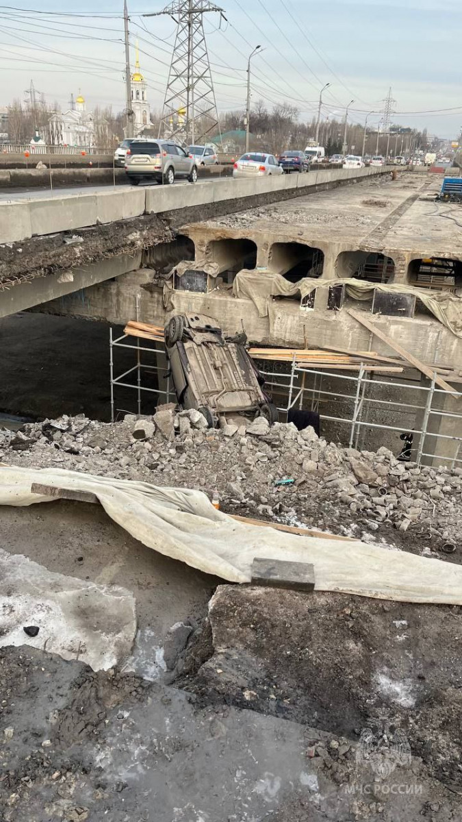 Легковушка вылетела с Мызинского моста и опрокинулась