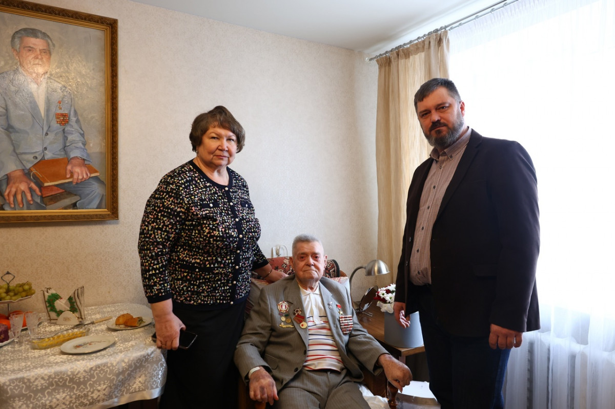 Юбилейные медали к 80-летию Победы вручили двум дзержинским ветеранам