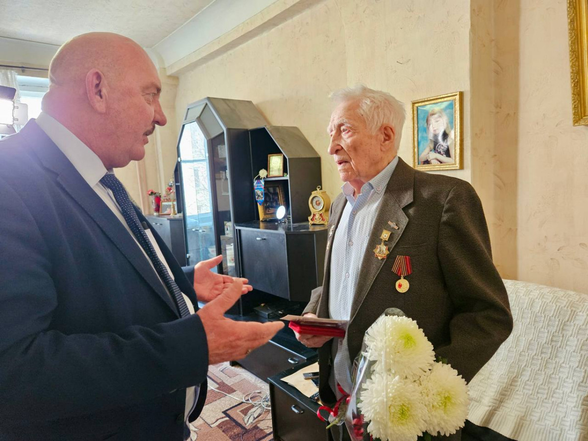 Нижегородскому ветерану Алексею Цебулаеву вручили медаль к 80-летию Великой Победы