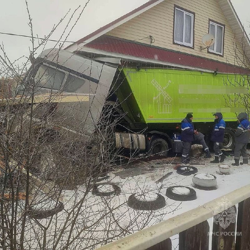 Фура протаранила жилой дом в Кулебаках 3 марта
