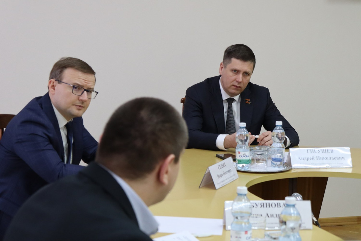 Андрей Гнеушев провел выездное заседание комиссии по поддержке участников СВО