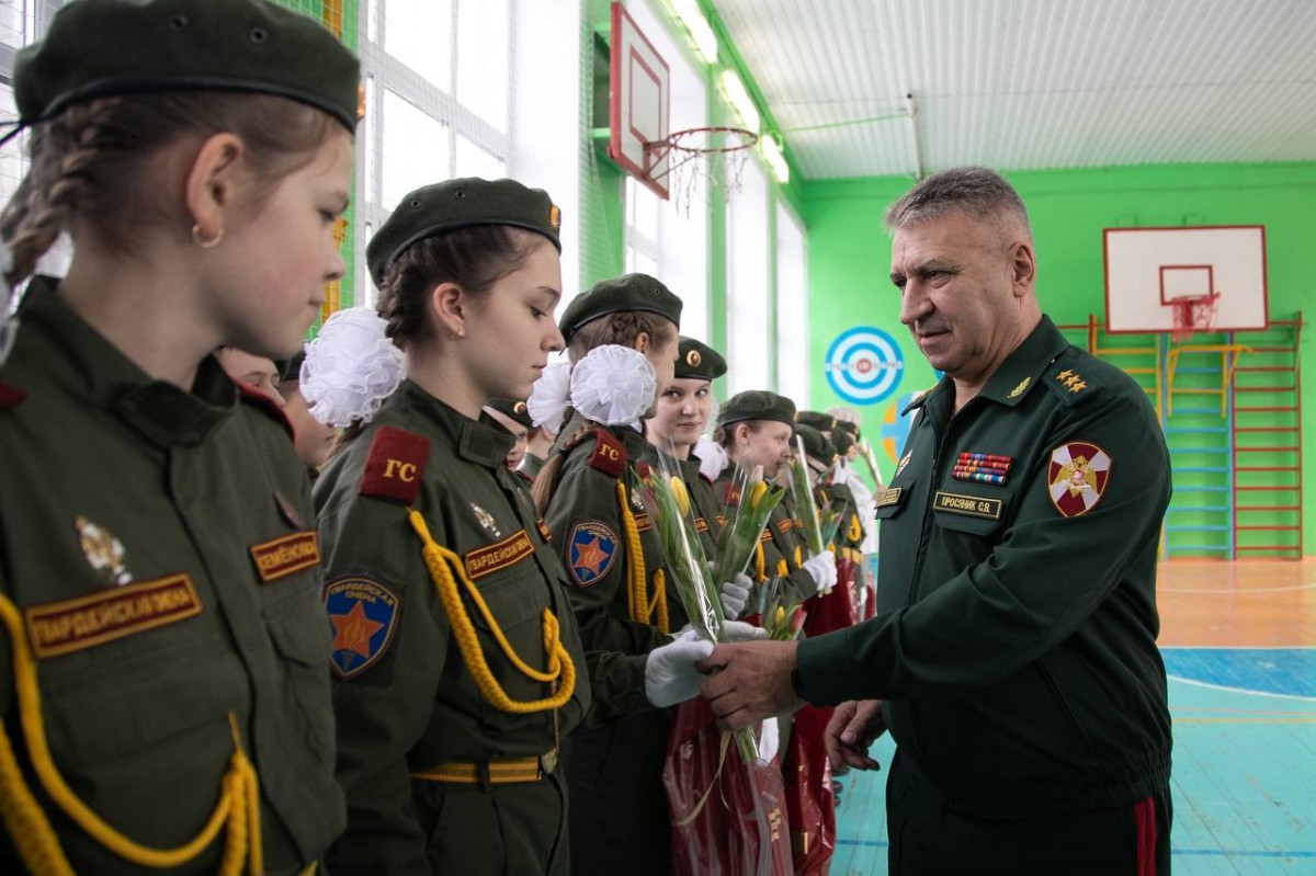 Генерал-полковник Сергей Просяник поздравил воспитанниц кадетского класса с Международным женским днем