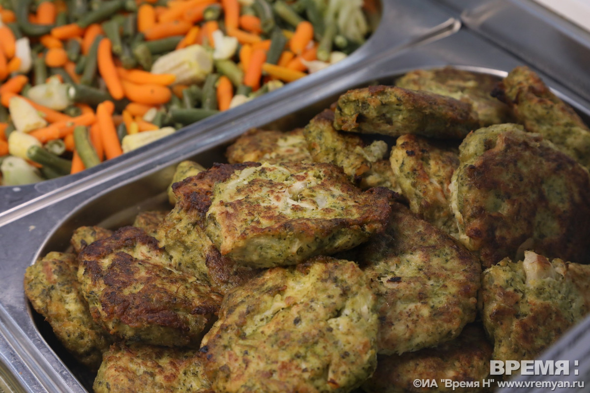 Шалабаев похвалил новые мясные котлеты на «Молочной кухне»