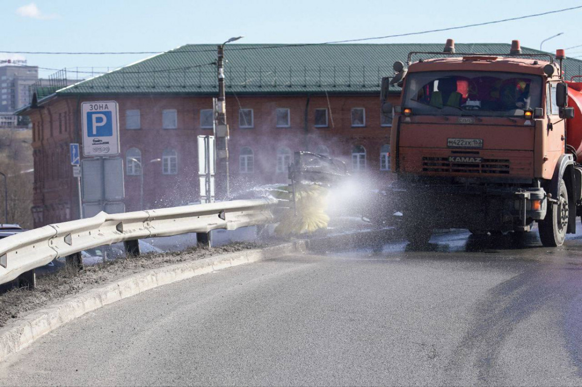 Городские службы начали уборку Нижнего Новгорода до старта месячника по благоустройству