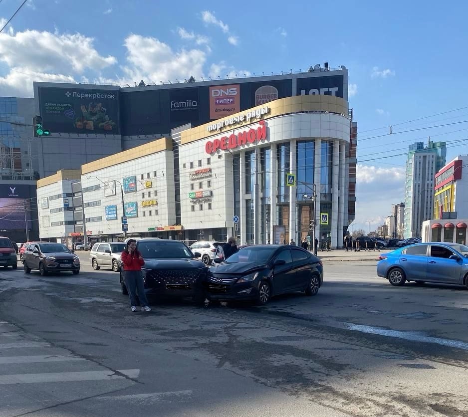 Две иномарки столкнулись в центре Нижнего Новгорода