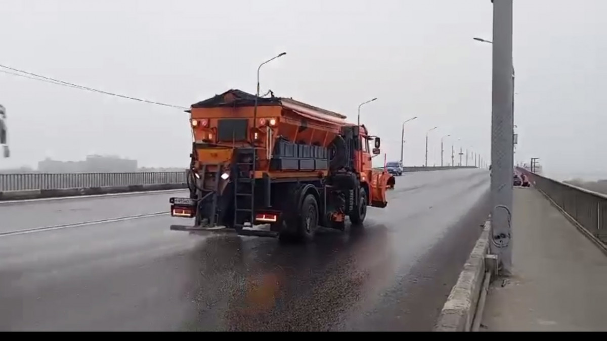 Дороги на нижегородских мостах обработали солью