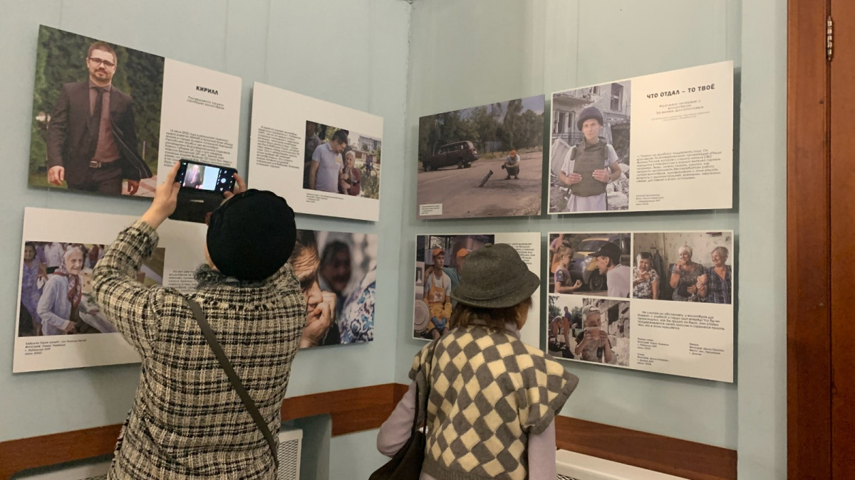 Выставка «Донбасс. Волонтеры. Истории» открылась в кинотеатре «Буревестник»