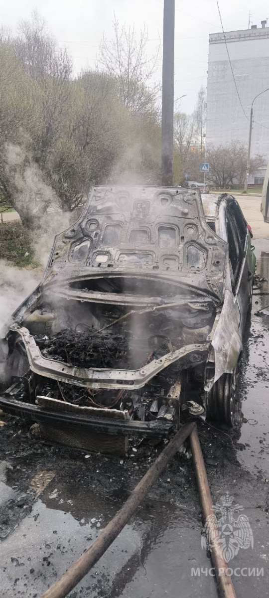 Автомобиль горел на улице Даргомыжского в Нижнем Новгороде