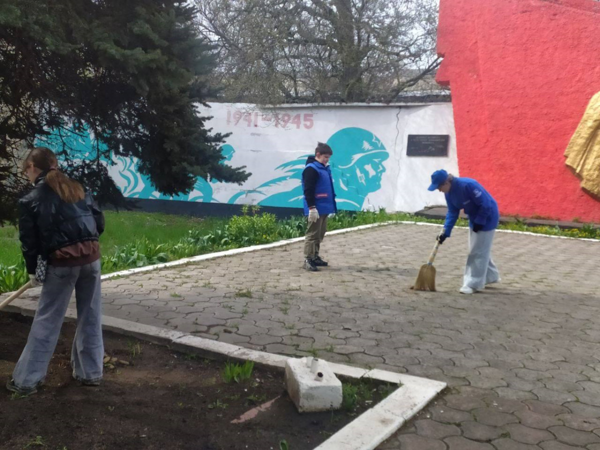 Нижегородские волонтеры приняли участие в общереспубликанском субботнике в ДНР