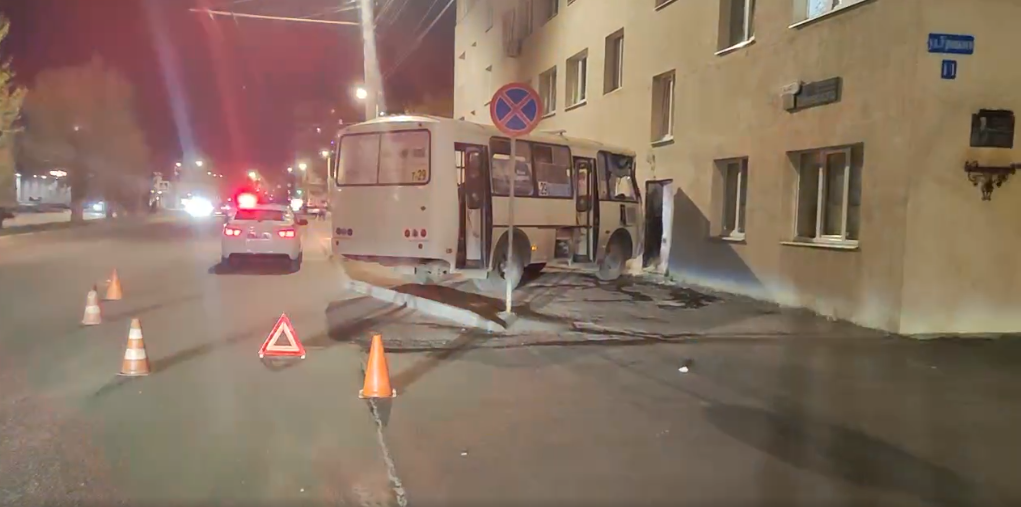 Автобус с пассажирами протаранил здание в Дзержинске 20 апреля