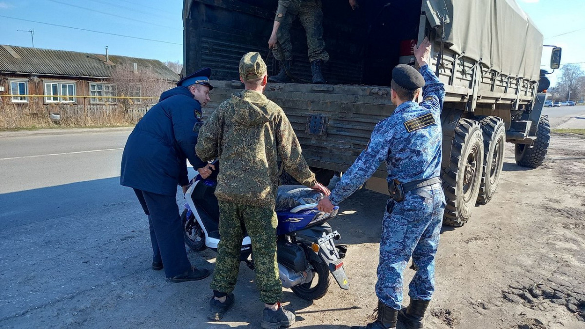 Три конфискованных в Нижегородской области автомобиля и мопед отправили в зону СВО