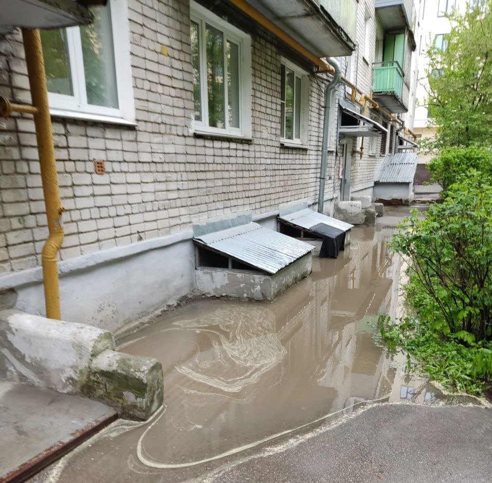Пятиэтажку в центре Нижнего Новгорода затапливает водой из-за неисправной ливневки