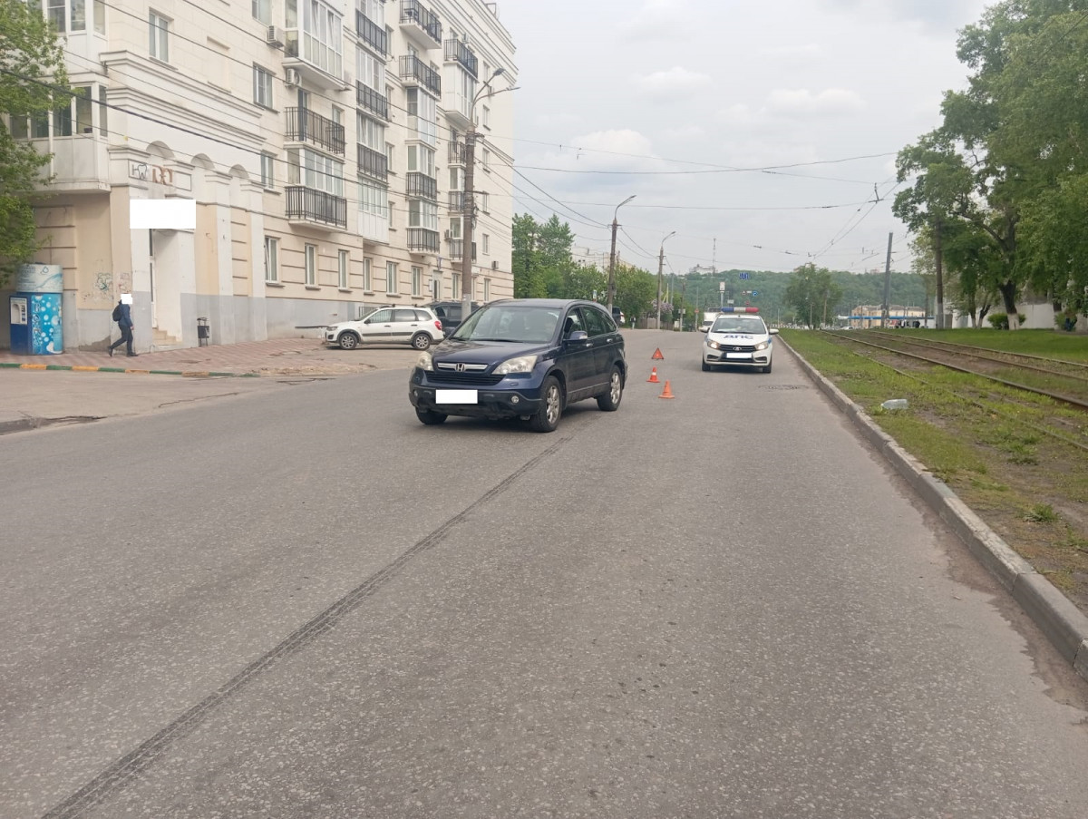 Иномарка наехала на пенсионерку на улице Октябрьской Революции