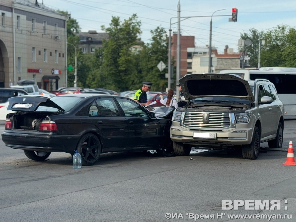 Две иномарки столкнулись на улице Белинского в Нижнем Новгороде