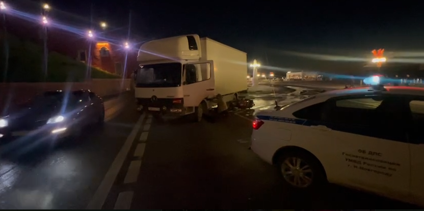 МАЗ врезался в мотоциклиста на Нижне-Волжской набережной в Нижнем Новгороде