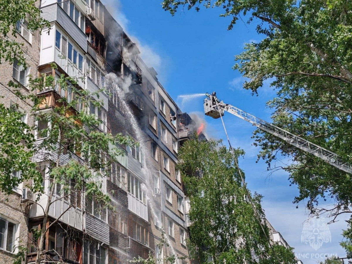 Балконы жилого дома горя на улице Пермякова в Автозаводском районе