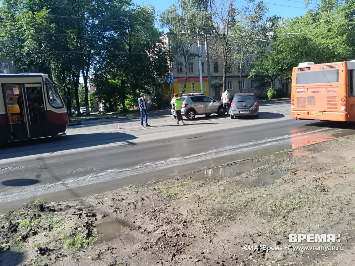 Движение трамваев встало на Бекетова из-за ДТП