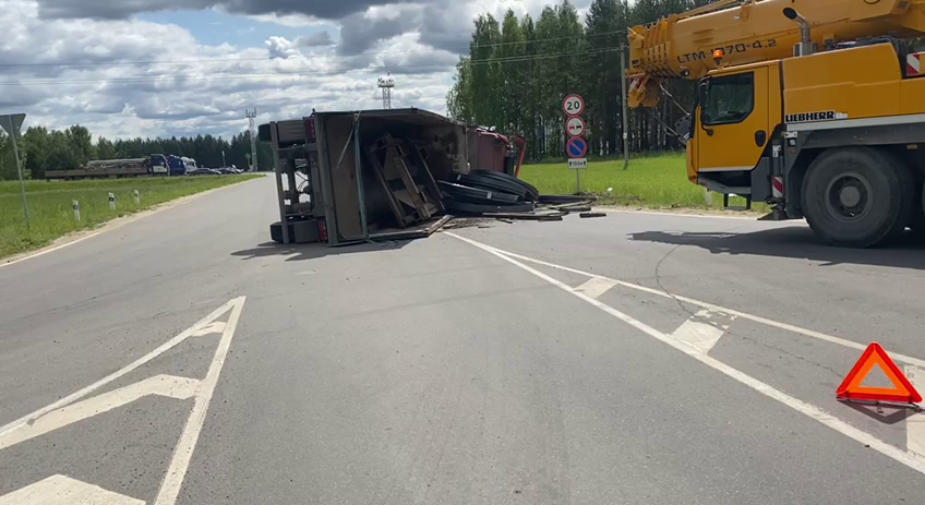 Фура с металлом перевернулась на трассе под Выксой