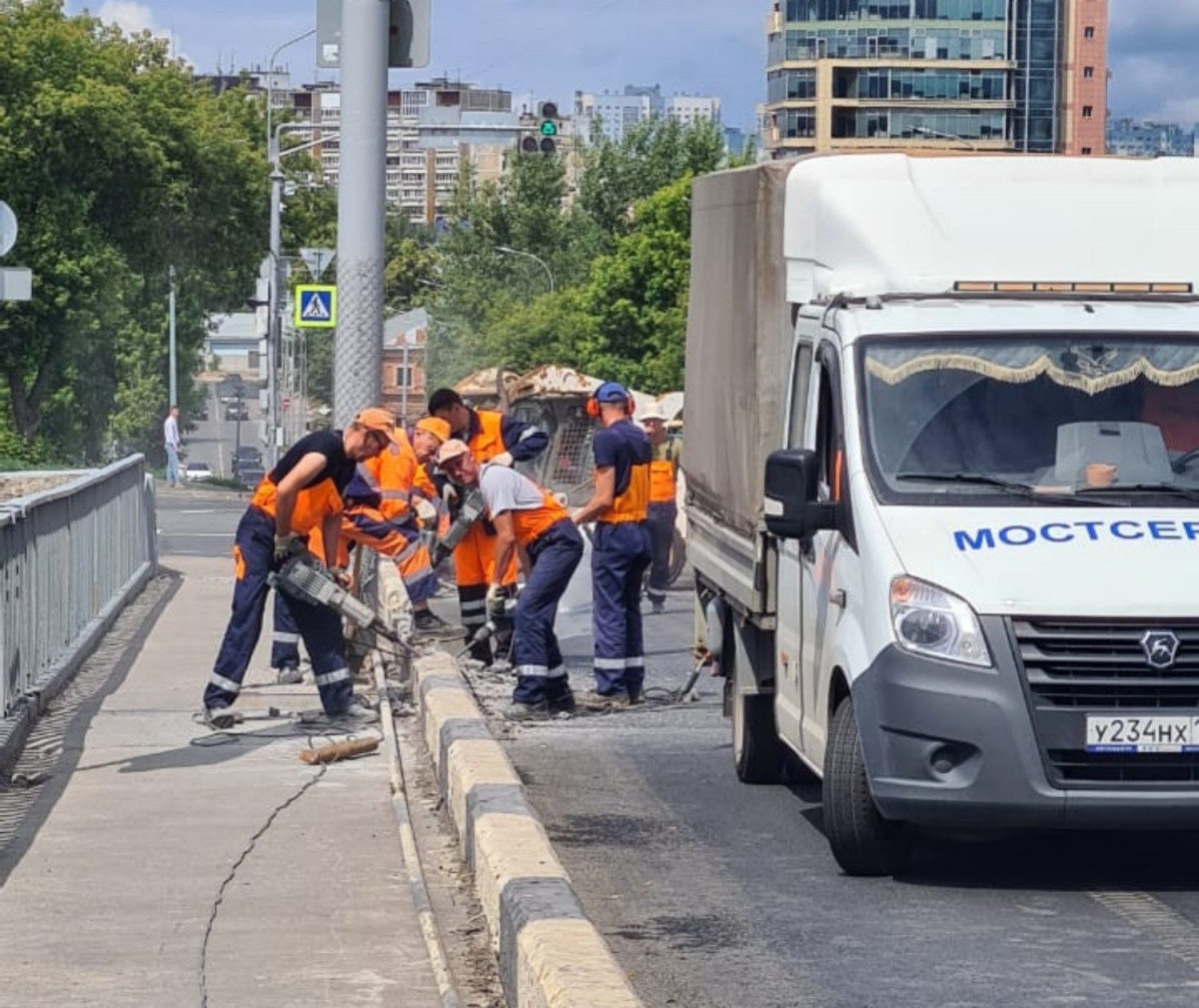 В Нижнем Новгороде приступили к ремонту парапетных ограждений на Канавинском мосту