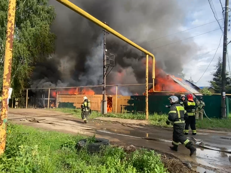 27 человек тушат пожар на улице Барнаульской в Нижнем Новгороде