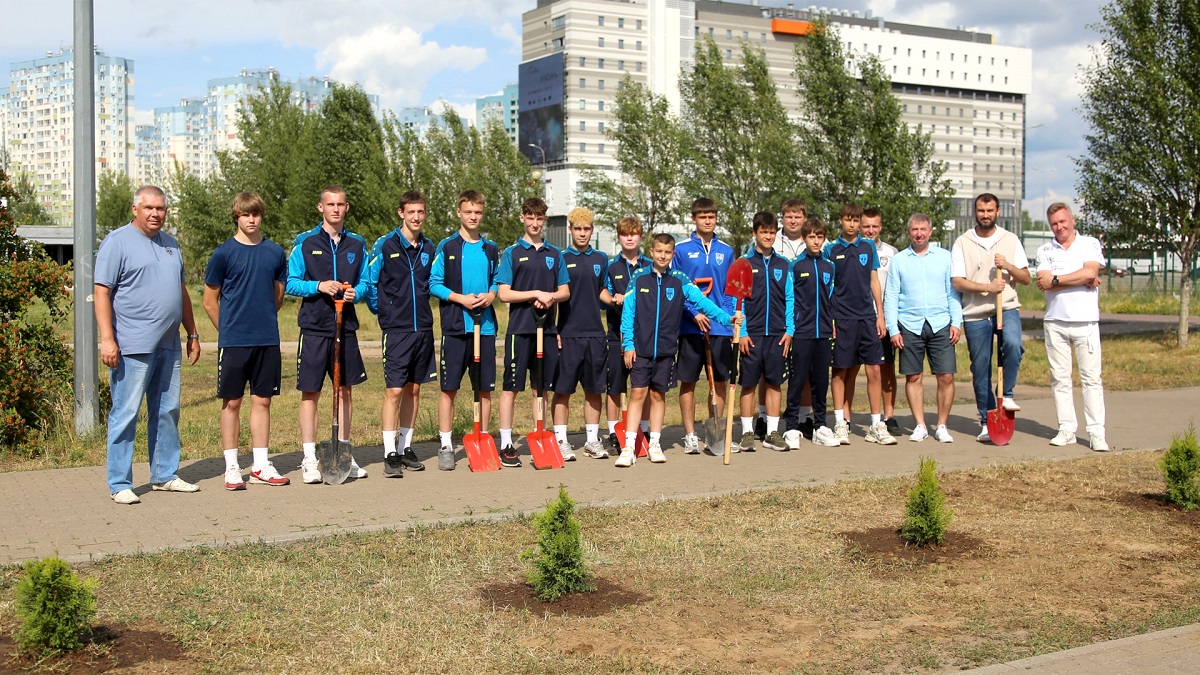 Нижегородские футболисты приняли участие в акции «Сад Памяти»