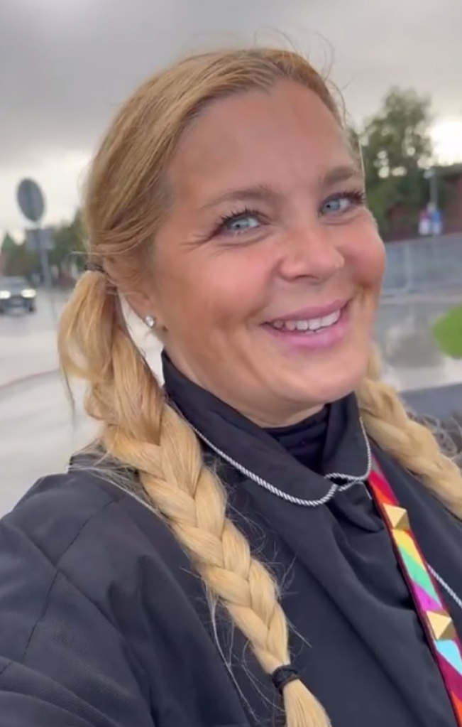 Актриса Ирина Пегова прогулялась по дождливому Нижнему Новгороду