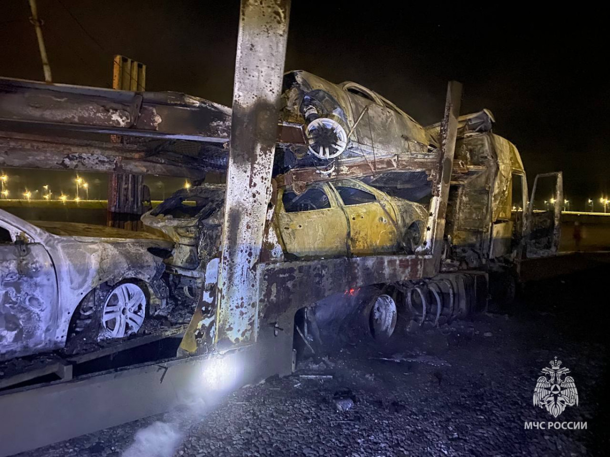 Автовоз с несколькими легковушками сгорел в Нижегородской области