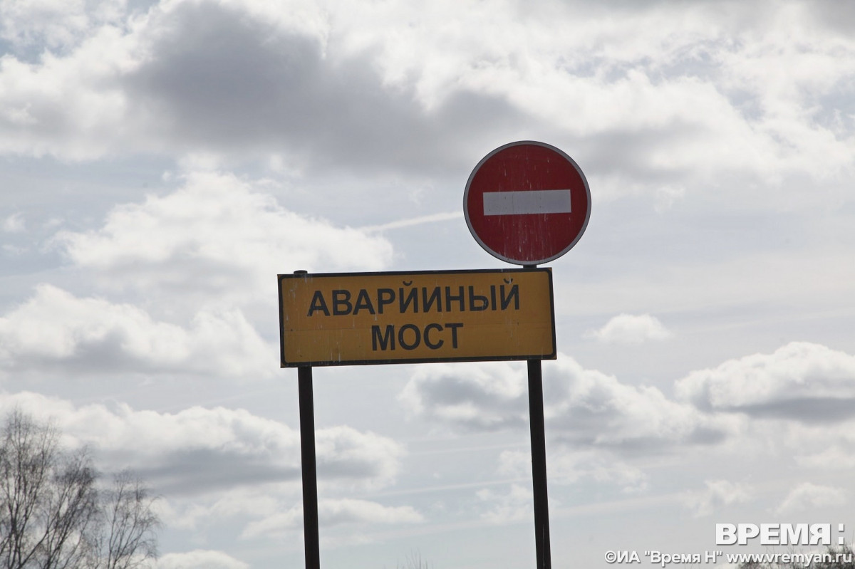 Автомобиль с людьми упал с моста из-за пьяного водителя в Выксе