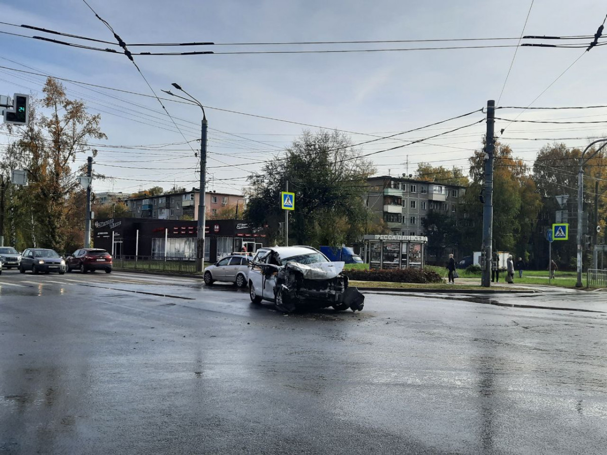 КамАЗ и такси столкнулись на перекрёстке в Автозаводском районе