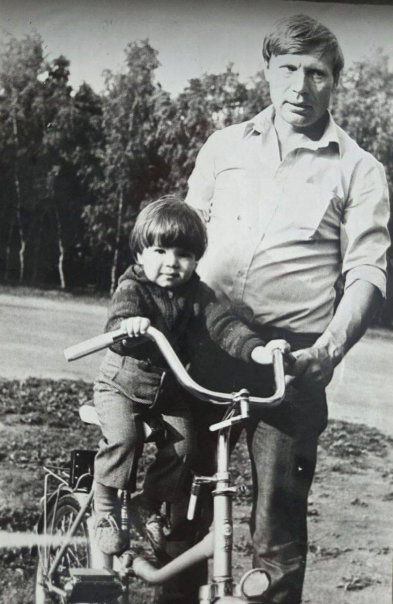 Глава Нижнего Новгорода Юрий Шалабаев опубликовал детскую фотографию с папой