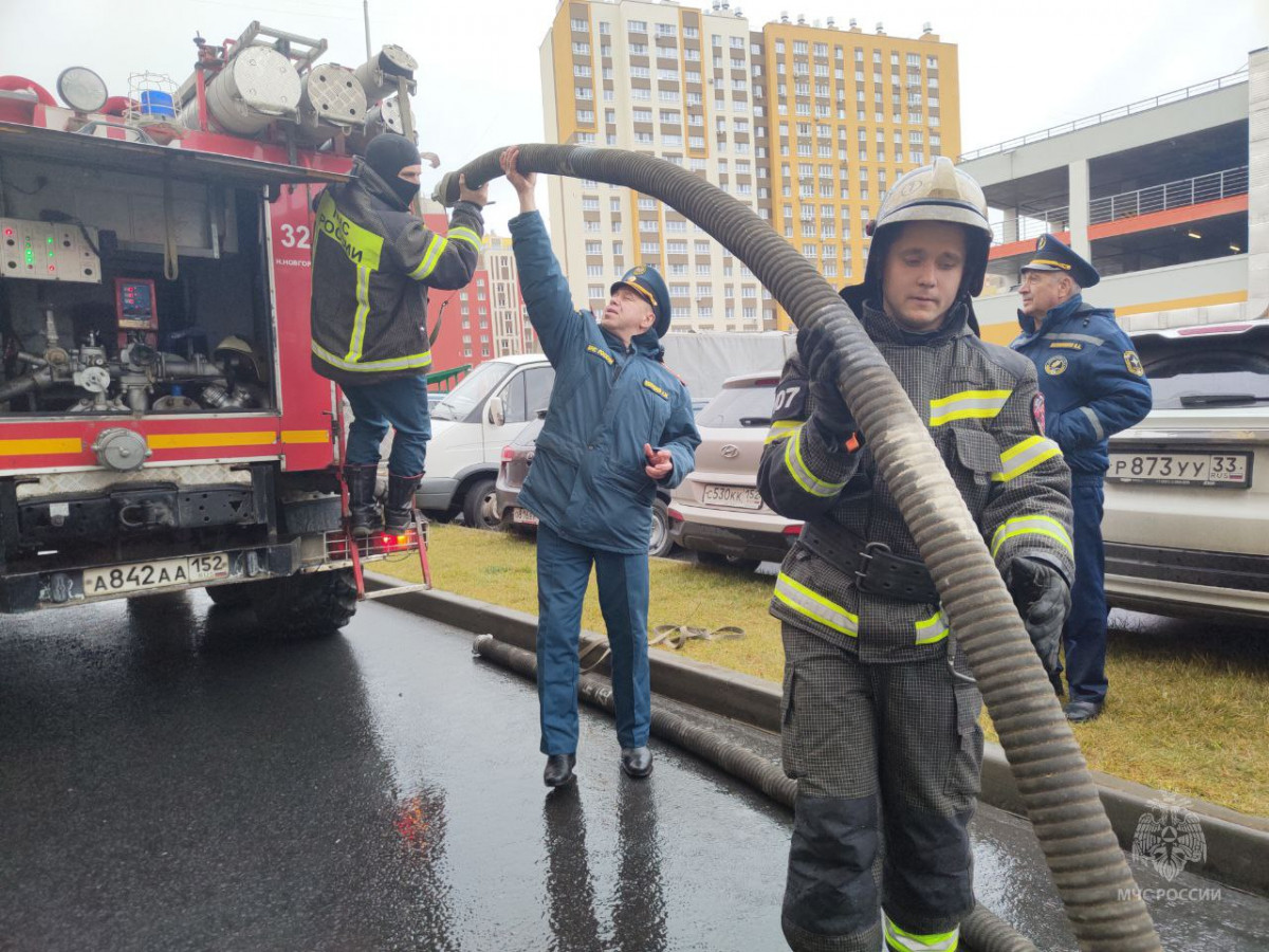 Учения по тушению пожара в высотном доме прошли в Нижнем Новгороде