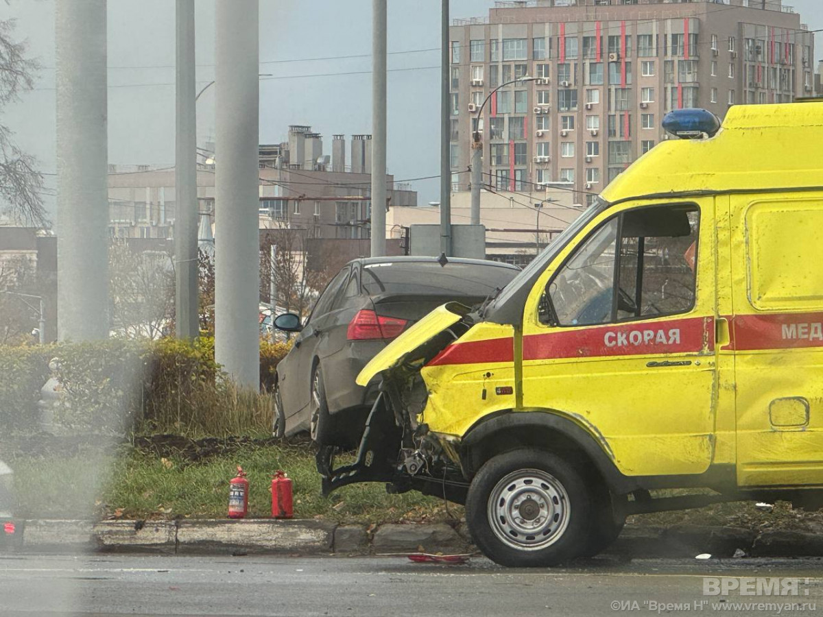 Автомобиль скорой помощи перевернулся в результате ДТП у ТРЦ «Небо»