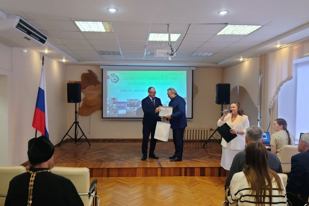 Жителей, внесших значительный вклад в развитие города, наградили в администрации Советского района