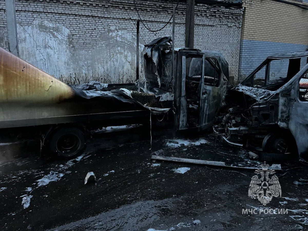 Крупный пожар произошёл на парковке в Ленинском районе