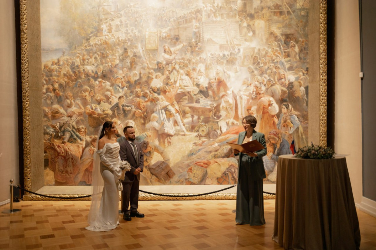 Нижегородская пара зарегистрировала брак на фоне картины Константина Маковского «Воззвание Минина»