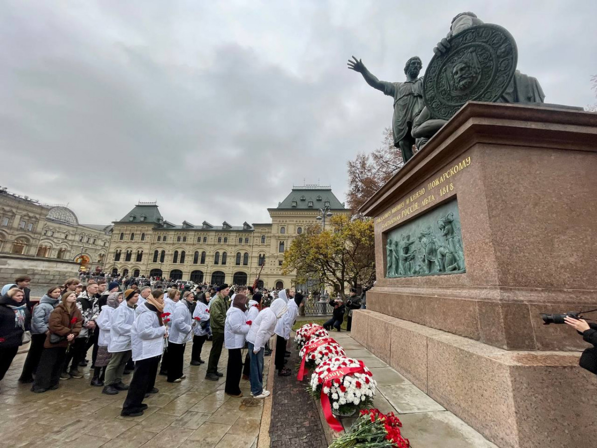 Цветы к памятнику Минину и Пожарскому на Красной площади возложили в торжественной обстановке участники акции «Алтарь Отечества»