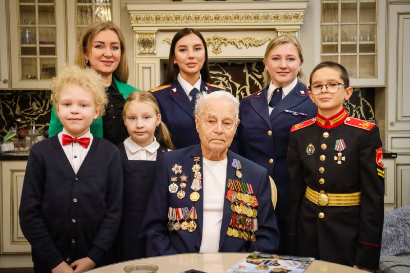 100-летний ветеран получил поздравления с Днём народного единства от следственного управления региона