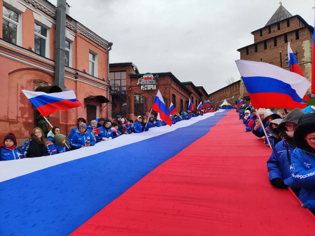 100-метровый российский флаг развернули на Ивановском съезде в Нижнем Новгороде