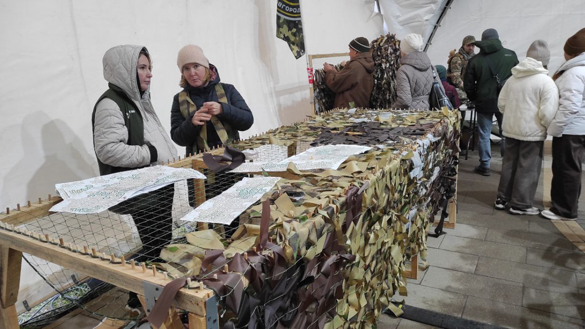 Нижегородцы изготавливали маскировочные сети и окопные свечи для бойцов СВО в рамках акции Народного фронта 4 ноября