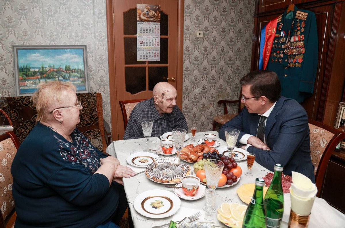 Юрий Шалабаев поздравил 100-летнего ветерана Геннадия Луканова с Днём сотрудника ОВД