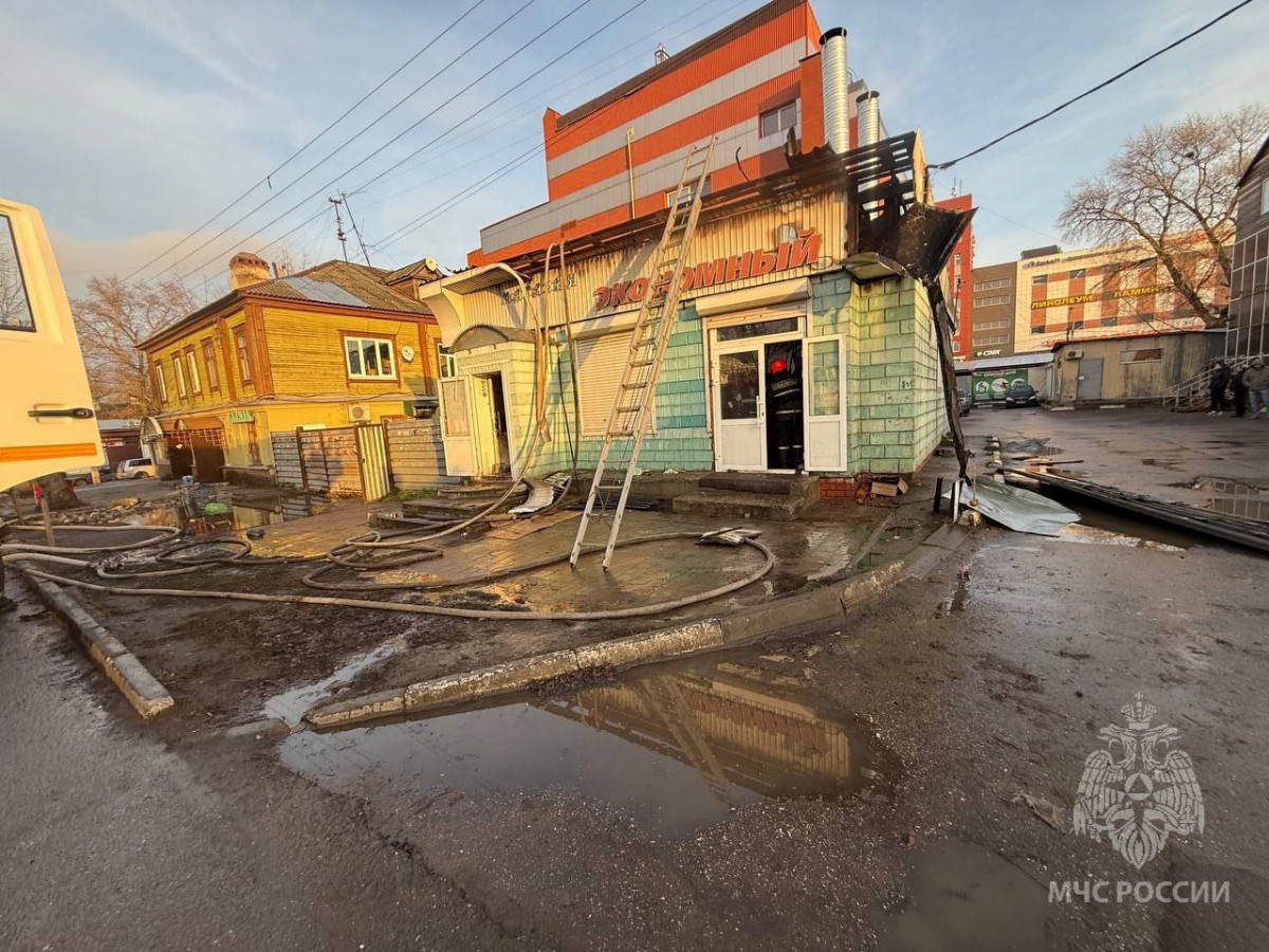 Крупный пожар произошел в административном здании на Долгополова