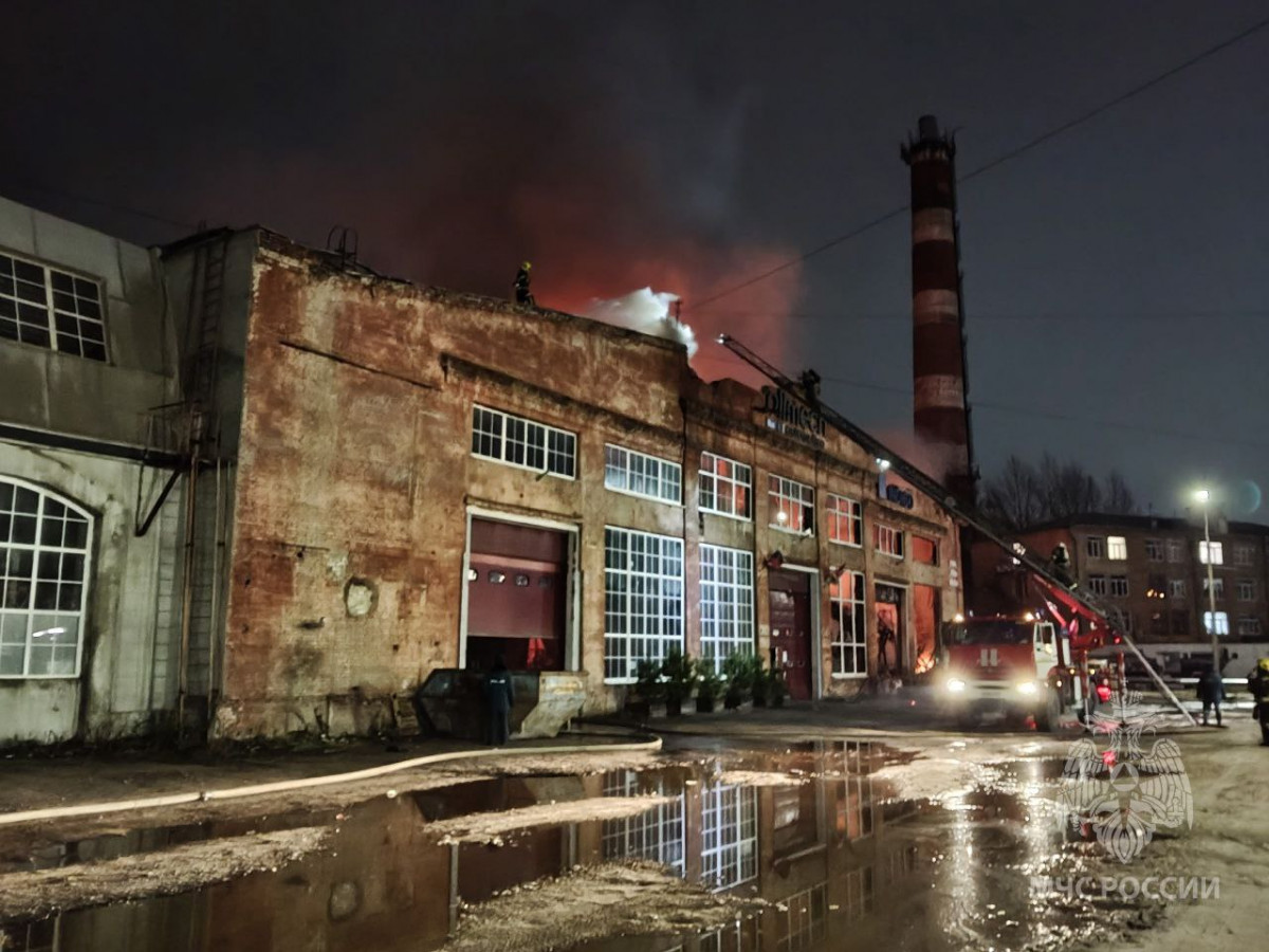 Крупный пожар произошел на улице Баррикад в Нижнем Новгороде