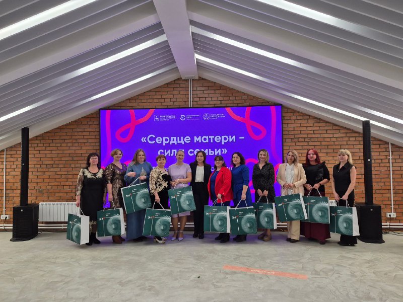 Волонтеры Эн+ поздравили многодетные семьи с Днем матери