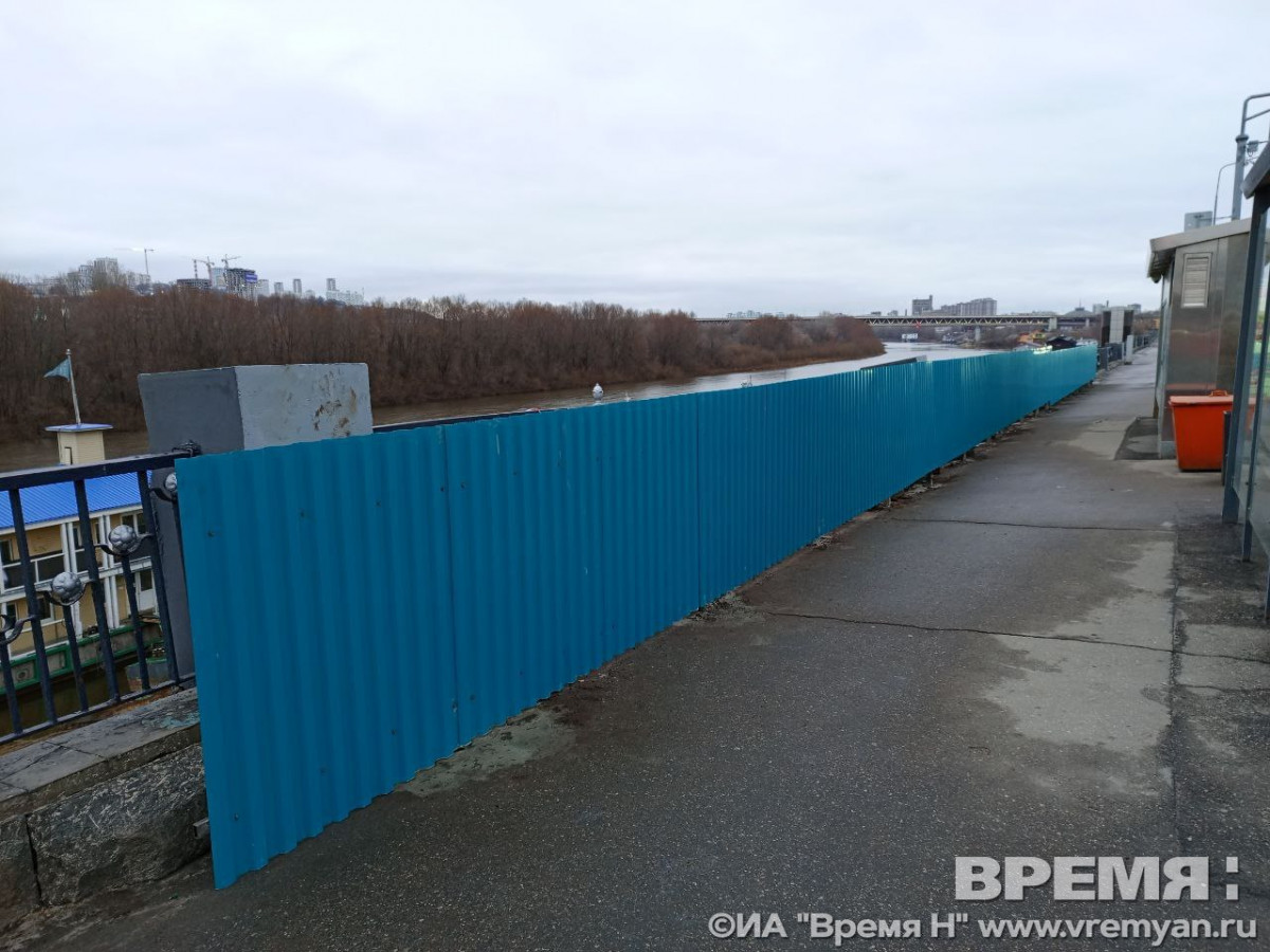 Забор установили около автобусной остановки «Стрелка» в целях безопасности