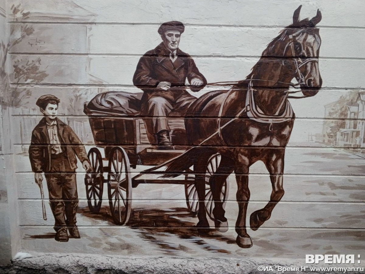 Исторический стрит-арт появился на заборе у Рождественской церкви