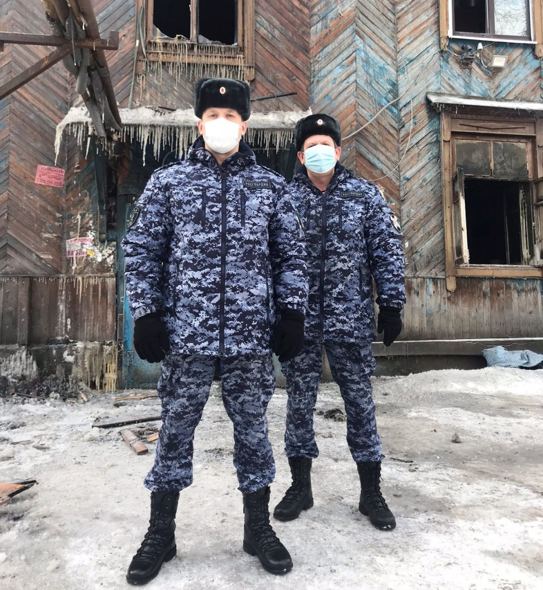 Сотрудники Росгвардии помогли эвакуировать людей из горящего дома в Ленинском районе