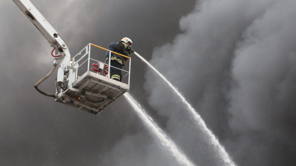 Почти 100 человек тушат пожар на «АВТОВАЗе»